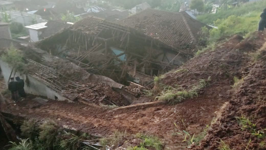 Longsor Terjang Desa Adipuro Kaliangkrik, Tiga Rumah Rusak dan Dua Warga Luka Ringan