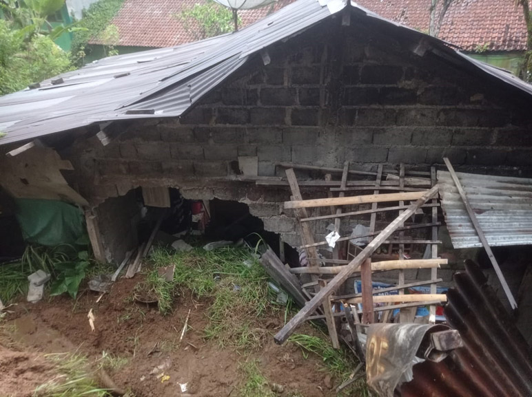 Tebing Setinggi 7 Meter di Wonosobo Longsor, Satu Rumah Ketiban Bongkahan Material 