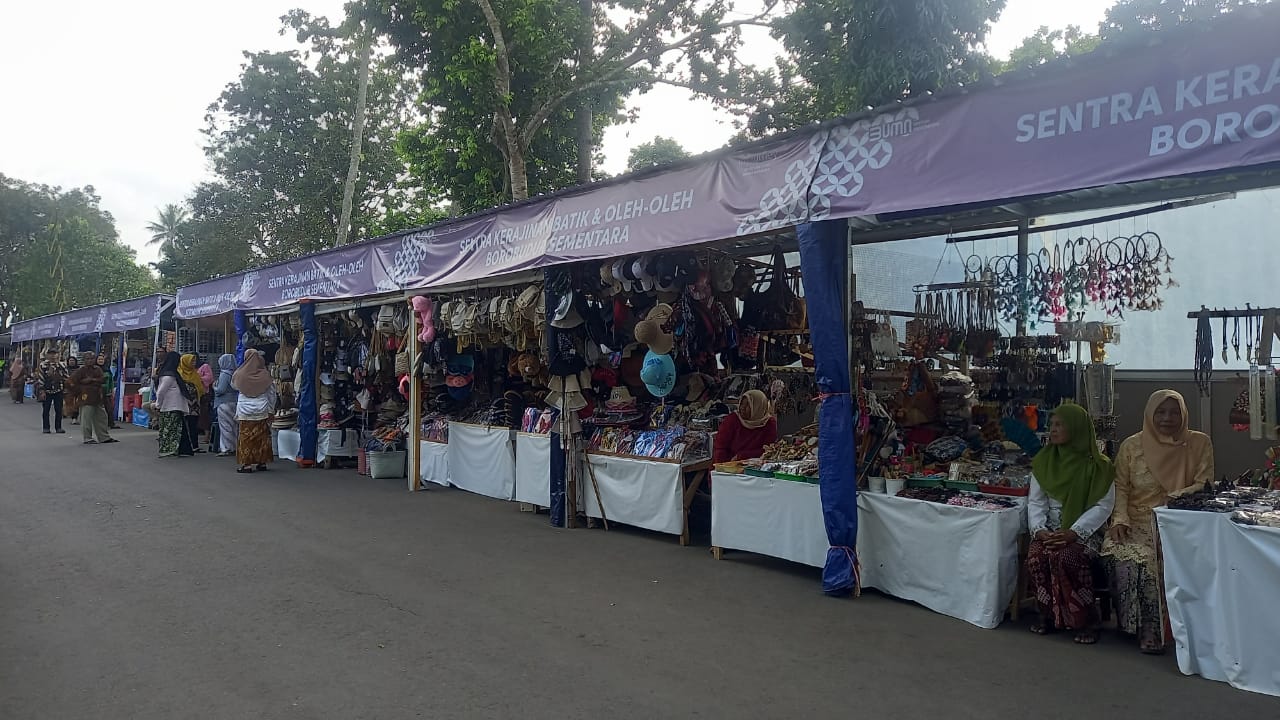 Pedagang Kawasan Candi Borobudur Tempati Lokasi Jualan Sementara