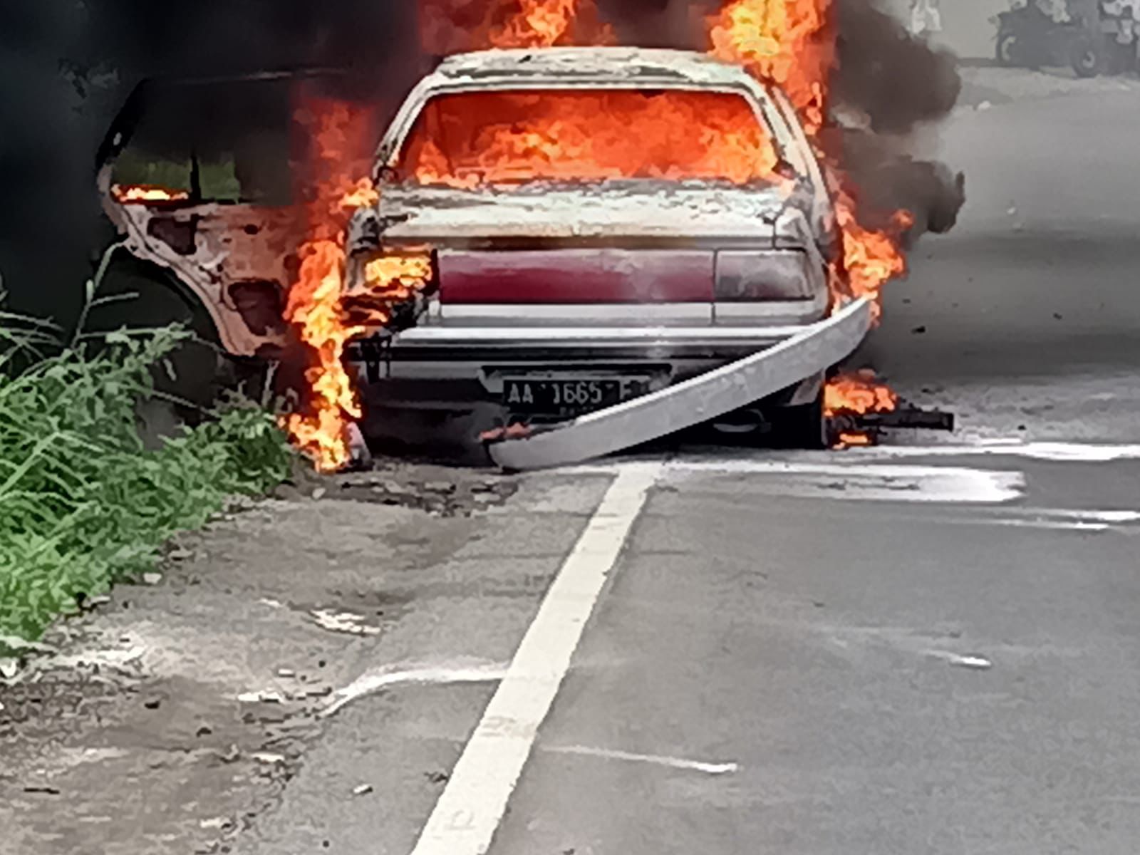 Mobil Sedan Ludes Terbakar, Pengemudinya Alami Luka Bakar