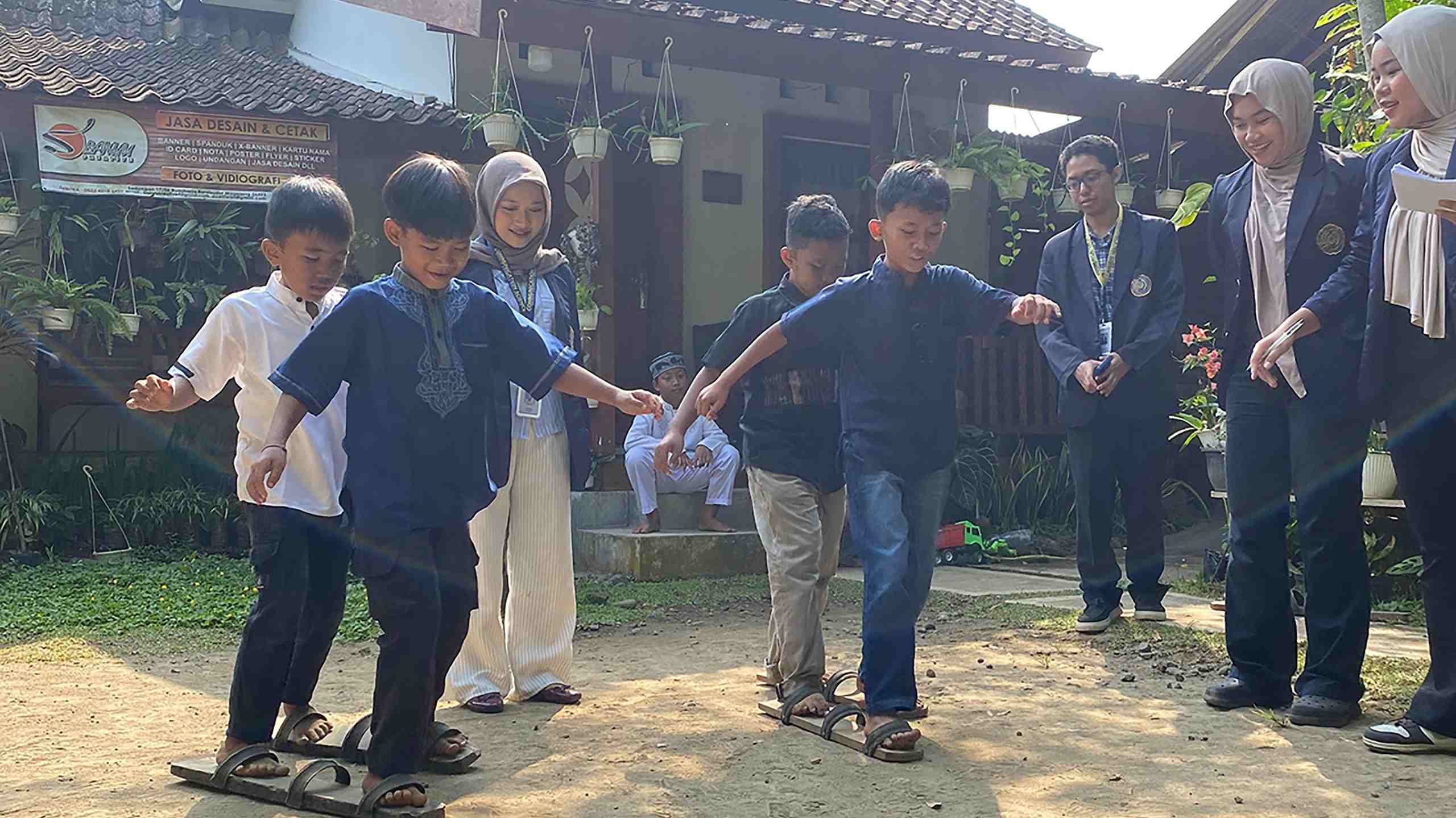 Cara Mahasiswa UNIMMA Lawan Kecanduan Gawai, Ajak Permainan Tradisional untuk Anak TPQ Bina Bahagia