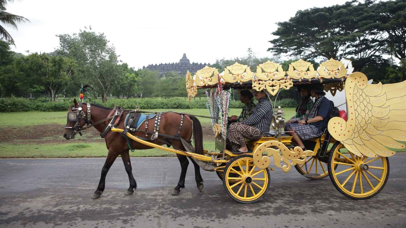 Pengunjung Perdana di Tahun 2025 Candi Borobudur Magelang Dapat Hadiah Spesial