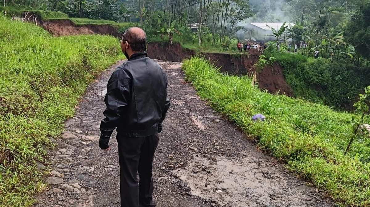 Longsor Putus Total Jalan Penghubung Desa di Gemawang, Warga Harus Memutar hingga 15 Kilometer