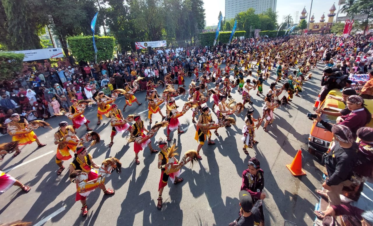 Peringati Hari Jadi ke-72 Provinsi Jawa Tengah, Ribuan Orang Jaranan Bareng Seniman di Simpang Lima dengan Iri