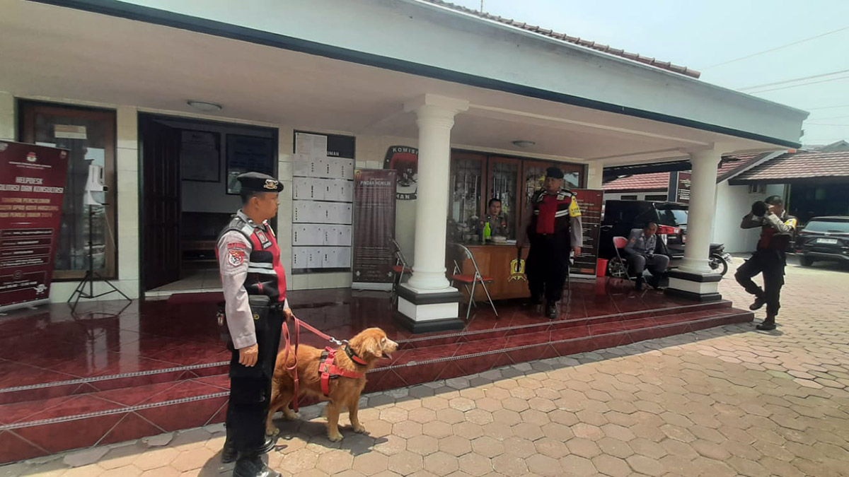 Sterilisasi Kantor KPU dan Bawaslu, Polres Magelang Kota Terjunkan Tim Anjing Pelacak dan Metal Detector