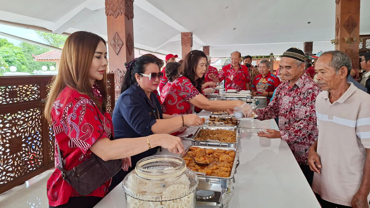 PSMTI Beri Makan Siang Gratis dan Paket Sembako Kepada Ratusan Lansia di Kota Magelang