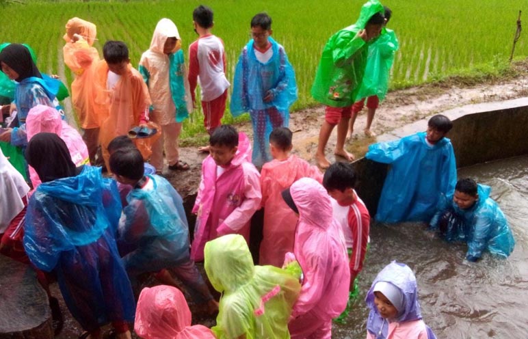 Ratusan Siswa SD Jaraksari Wonosobo Dikenalkan Cara Tangkap Ikan hingga Olah Sampah