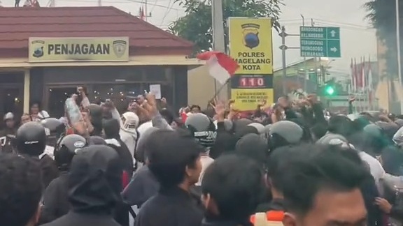 Demo Ojol di Kota Magelang Berakhir Ricuh, Polisi Tembakan Gas Air Mata