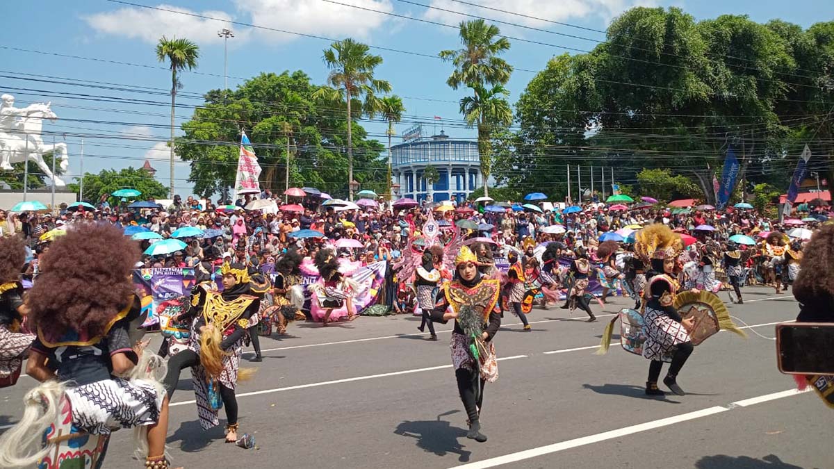 Ribuan Masyarakat Antusias Menyaksikan Magelang Etno Carnival 2024