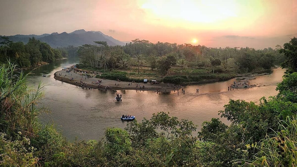 Ladon Little Island: Wisata Alam yang Hadir dengan Hamparan Pasir Layaknya di Pantai di Borobudur