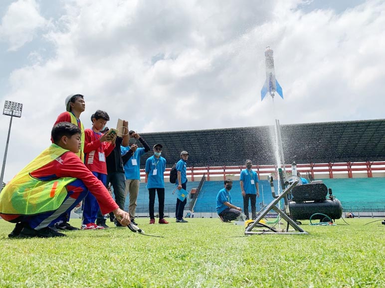 Kemeriahan Lomba Roket Terkendali 2022, Poin Dihitung Ketika Parasut Berhasil Mengembang