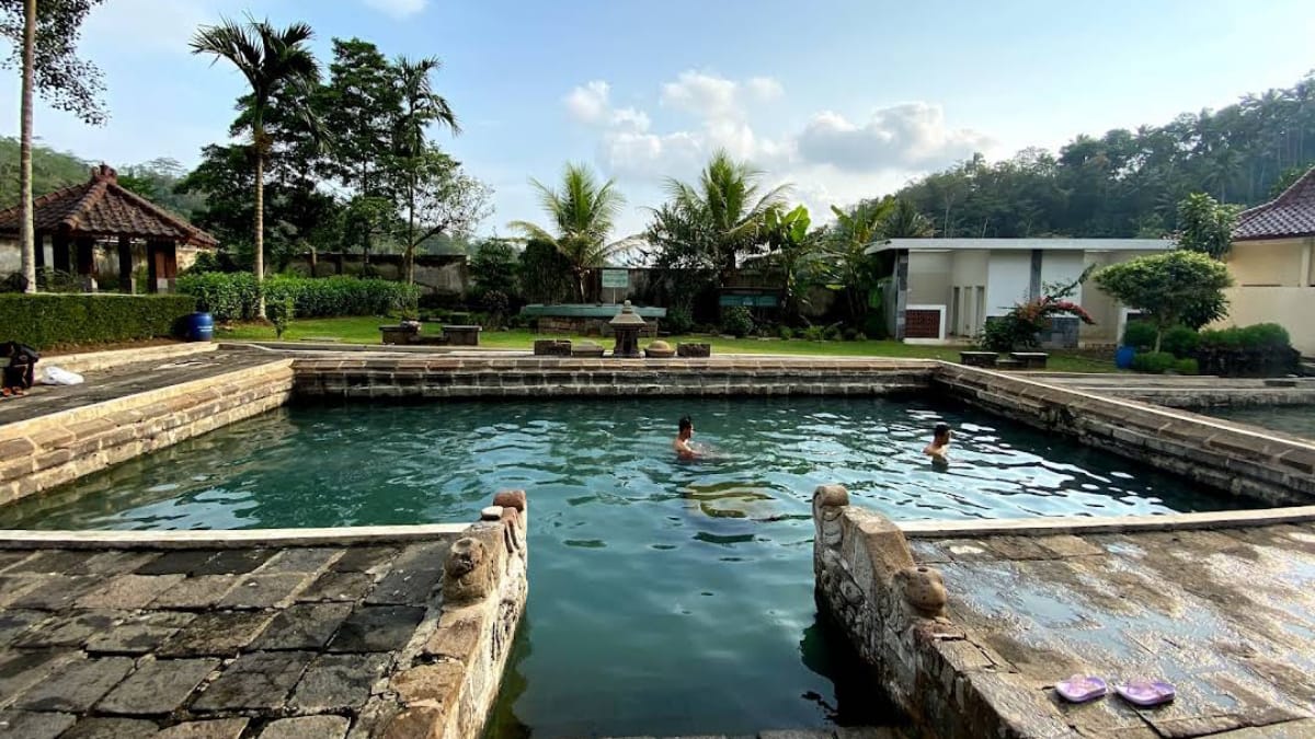 Destinasi Wisata Bersejarah Magelang, Asyiknya Berwisata di Kolam Pemandian Air Hangat Candi Umbul