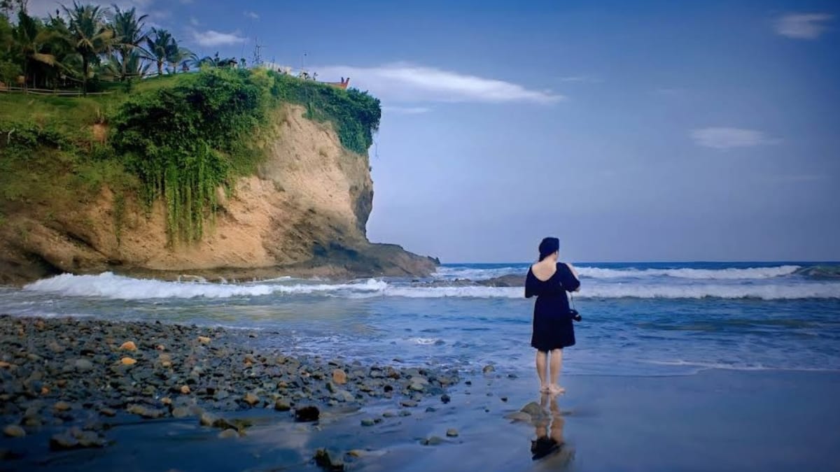 Rugi Kalau Nggak Piknik ke Pantai Watu Bale Jadi Pantai Paling Unik di Kebumen