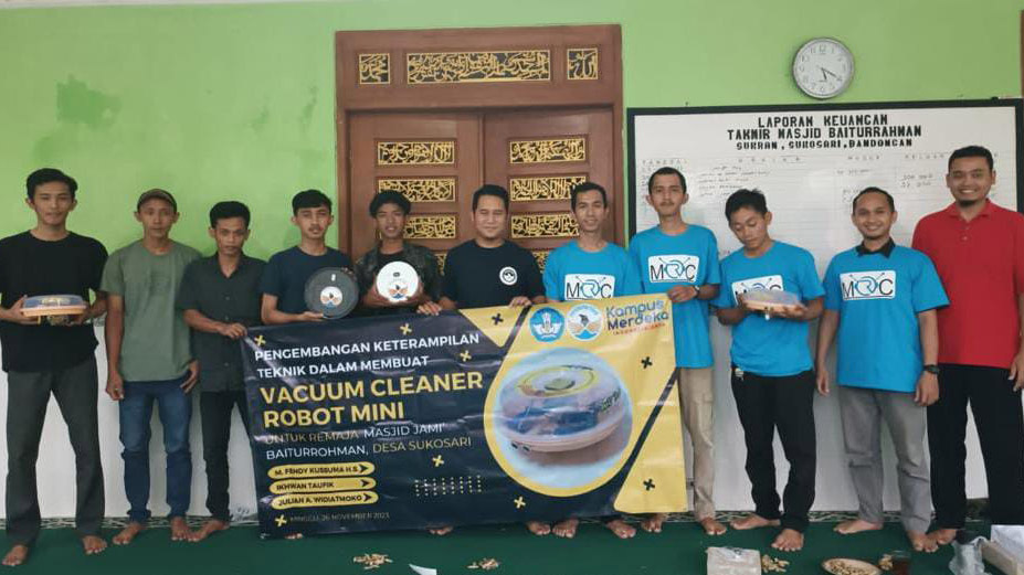 Tim Dosen Untidar Latih Remaja Membuat Mini Vacuum Cleaner Robot