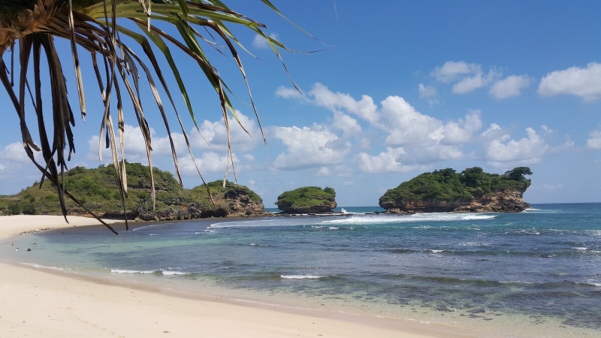 Menikmati Keindahan Pantai Watu Karung di Pacitan dengan Pesonannya yang Unik 