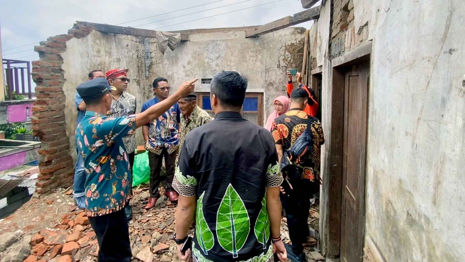 Baru Sehari Kerja Jadi Bupati Temanggung, Agus Gondrong Langsung Tinjau Korban Bencana Longsor