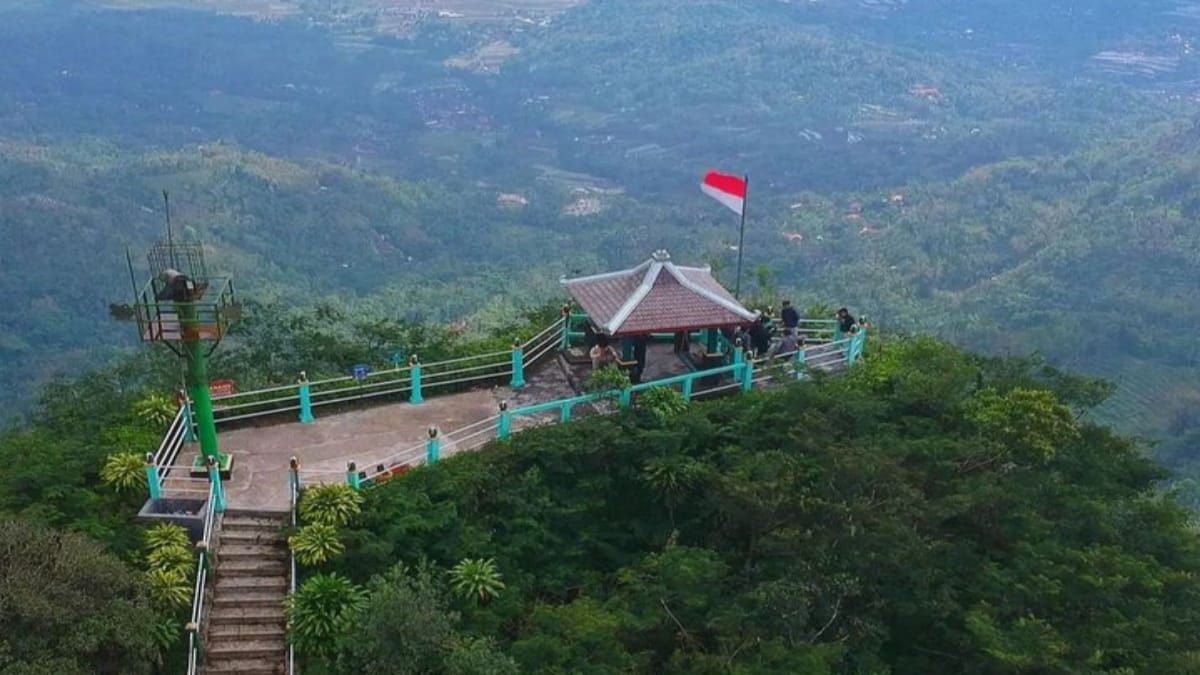 Menyaksikan Panorama 4 Gunung yang Menakjubkan di Puncak Suroloyo, Yogyakarta