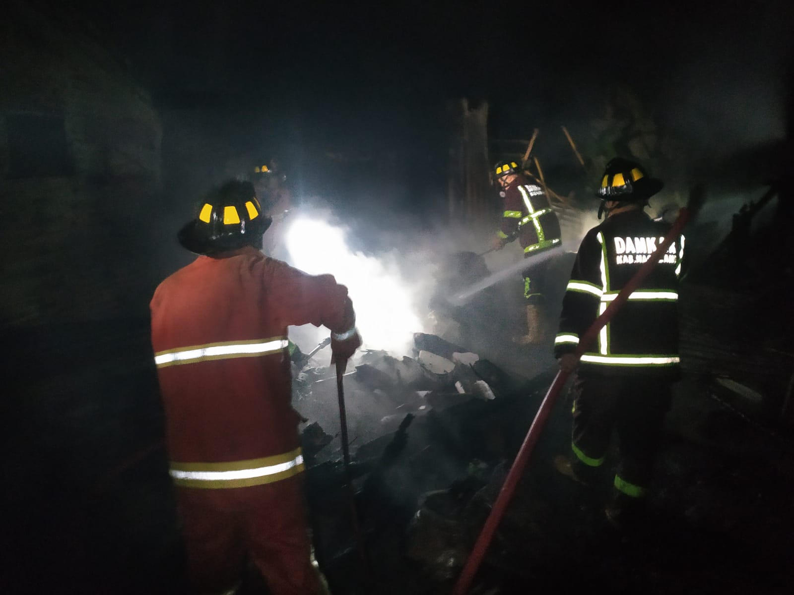 Diduga Konsleting Listrik, Bangunan Rumah dan Pabrik di Mertoyudan Ludes Terbakar