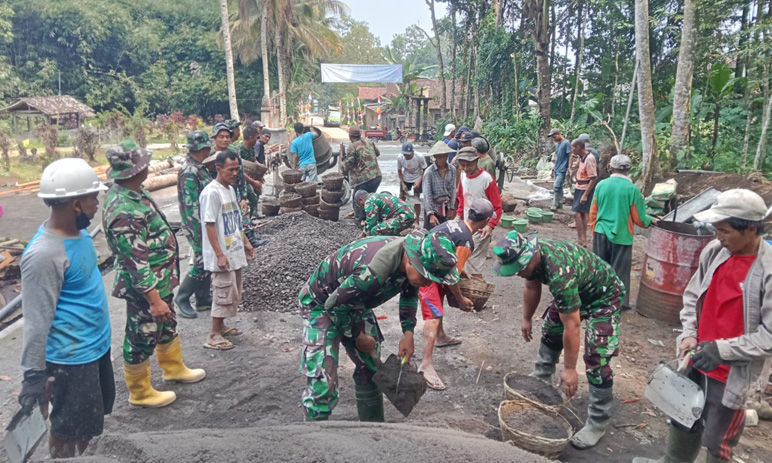 Kompak, Satgas TMMD Sengkuyung Bersama Masyarakat Candimulyo Magelang Saat Pengerjaan Cor Jalan