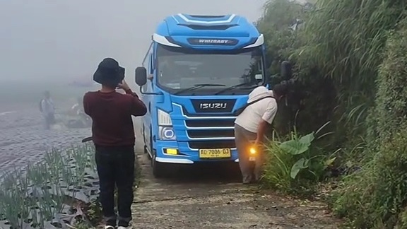 Ingin ke Negeri Sayur Sukomakmur, Sebuah Mobil Wisatawan Asal Klaten Tersasar ke Jalur Curam Bukit Jonggol