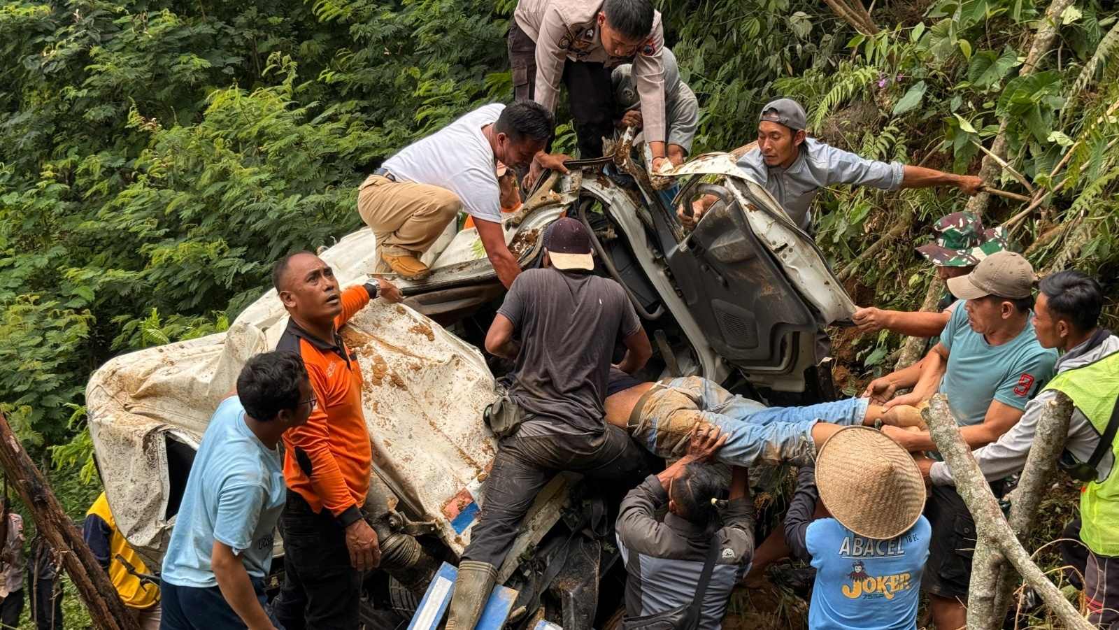 Kecelakaan Maut di Wonosobo, Truk Molen Masuk Jurang 300 Meter