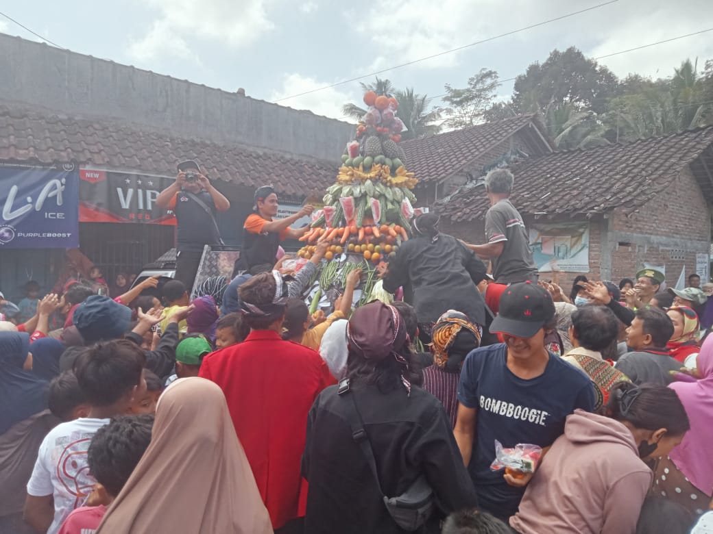 Kirab Gunungan Sayuran dan Jajanan Pasar Meriahkan Hari Jadi Pasar Podosuko Sawangan