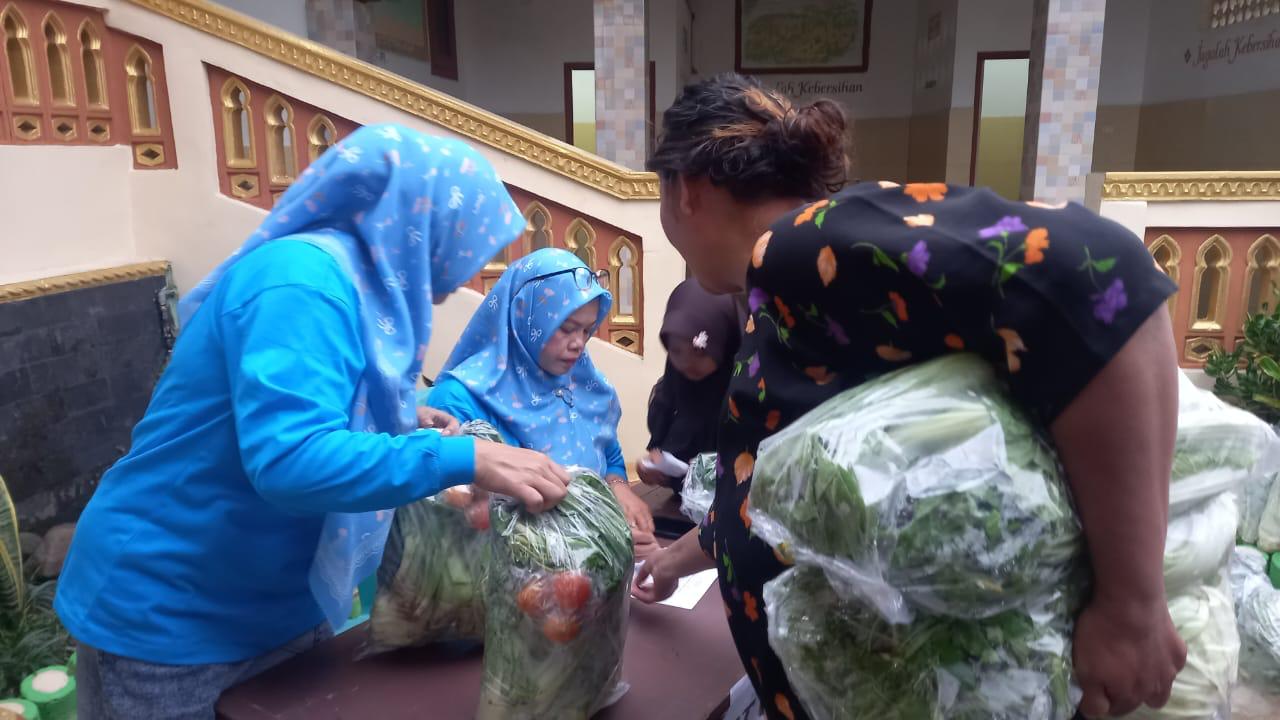 Harga Sayur Melonjak, Warga Perumahan Purna Bakti Magelang Malah Dapat Sayur Gratis