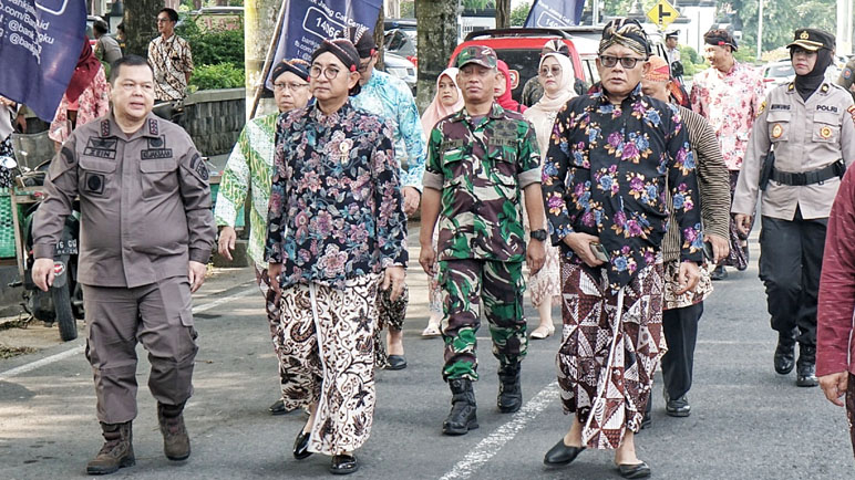 Kenakan Pakaian Adat Jawa, Pj Bupati Magelang Pimpin Upacara Hardiknas