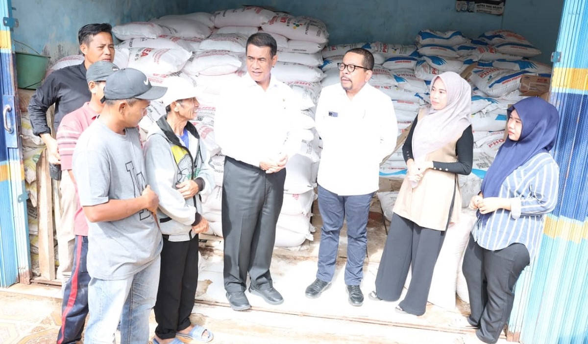 Mentan Amran dan KSP Qodari Sidak Kios Pupuk, Petani Tersenyum Harga Pupuk Turun