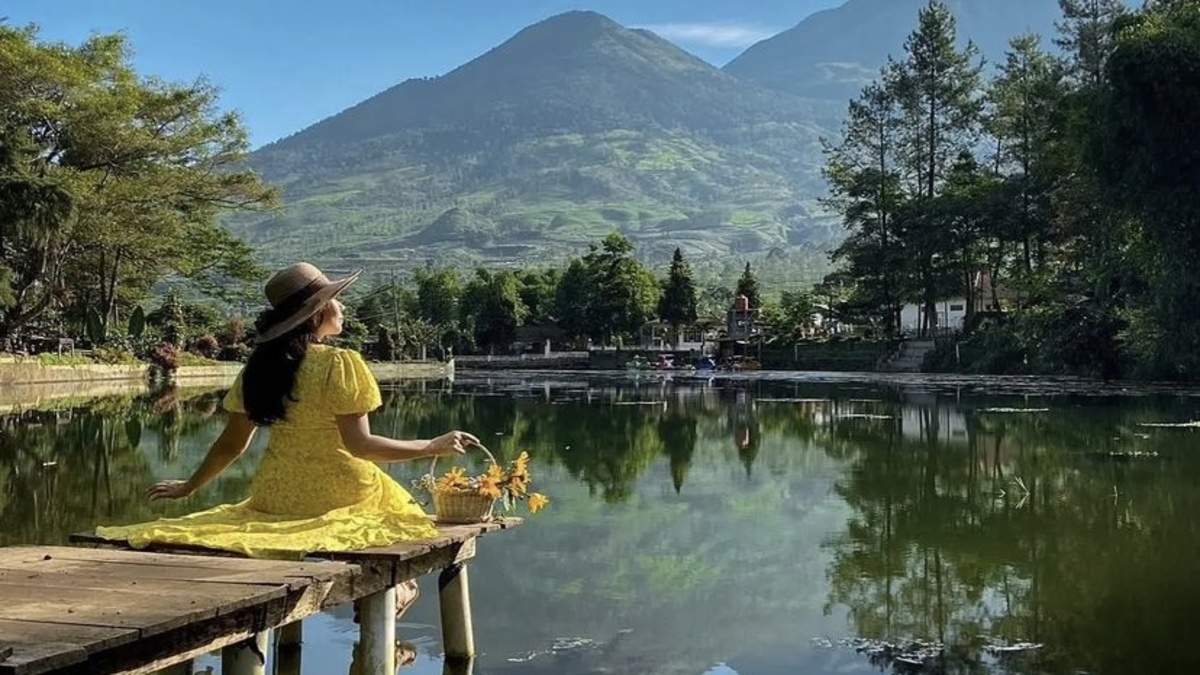 Nikmati Keindahan Telaga Bedakah yang Jernih dengan View Gunung Sindoro dan Kembang yang Instagramable!