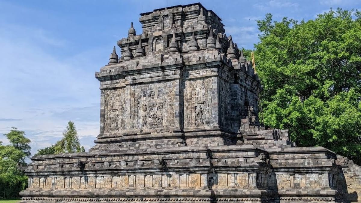 Mengintip Megahnya Candi Mendut Di Magelang yang Bersebelahan Langsung Dengan Vihara!