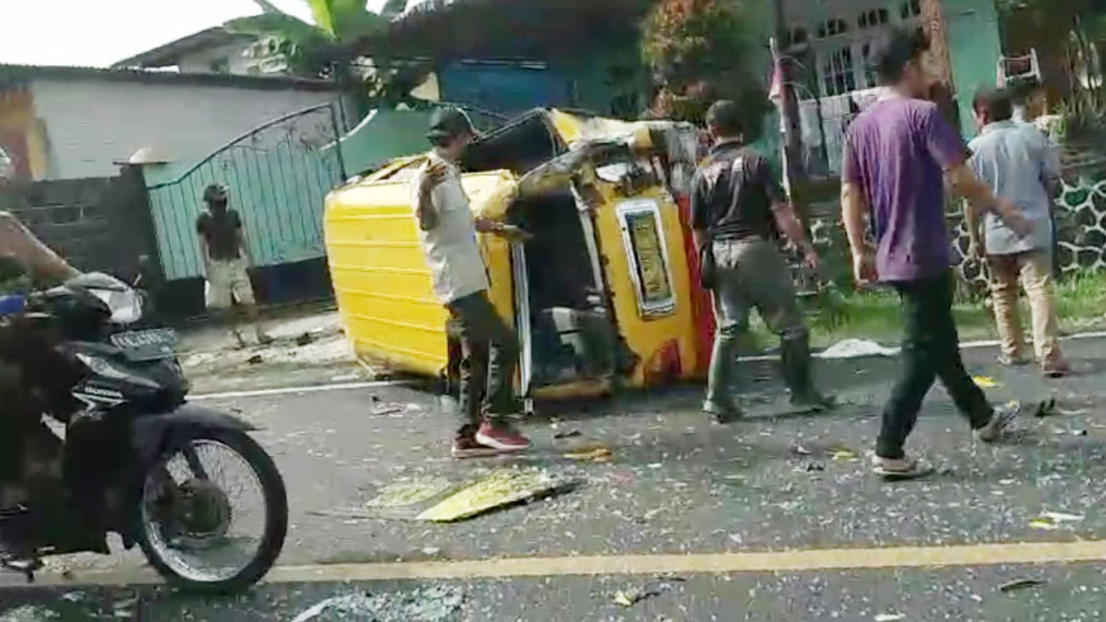 4 Kendaraan Terlibat Laka Beruntun di Wonosobo, Sebuah Angkot Terbalik Melintang di Jalan Raya