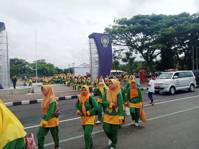 Sambut Satu Abad NU, Ribuan Fatayat Hijaukan Alun-alun Purworejo