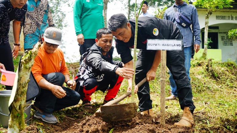 Kawasan Gunung Payung Kajoran Ditanami Ribuan Bibit Pohon 