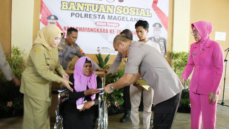 Hari Bhayangkara ke-78,Polresta Magelang Bantu Sembako dan Kursi Roda untuk Warga Kurang Mampu dan Disabilitas