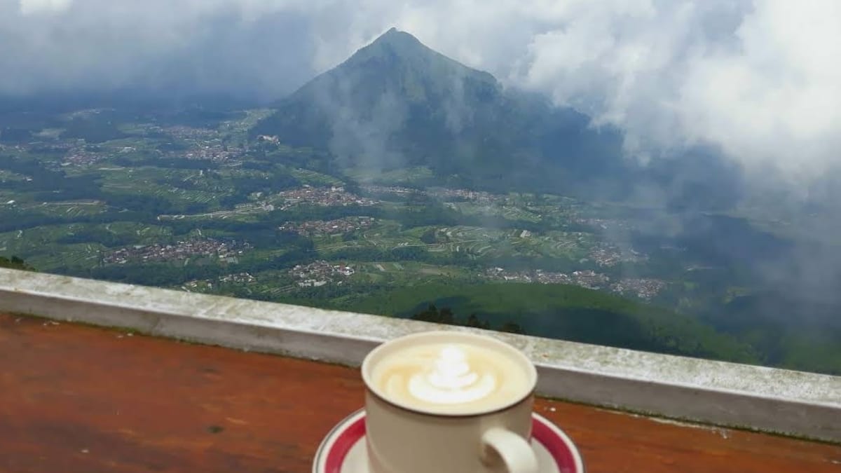 Ngopi Cantik Di Inggil Cafe Telomoyo, Viewnya Dijamin Ga Bikin Nyesel!