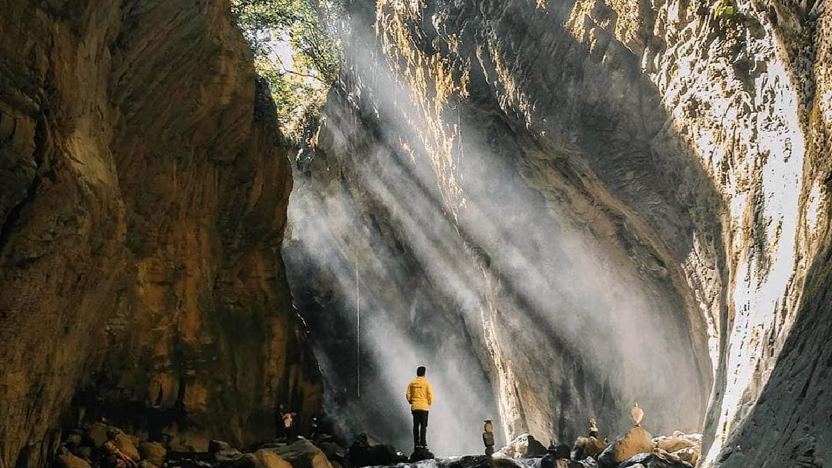 HTM Cuma 10 Ribuan, Curug Ibun Pelangi di Majalengka Hadirkan View Seperti Green Canyon Yang Sangat Indah