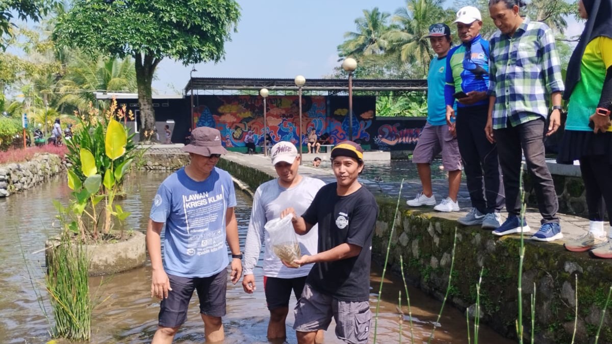 Peringati Hari Bumi, Pesepeda Magelang Tanam Pohon dan Tebar Ikan di Sendang Mudal