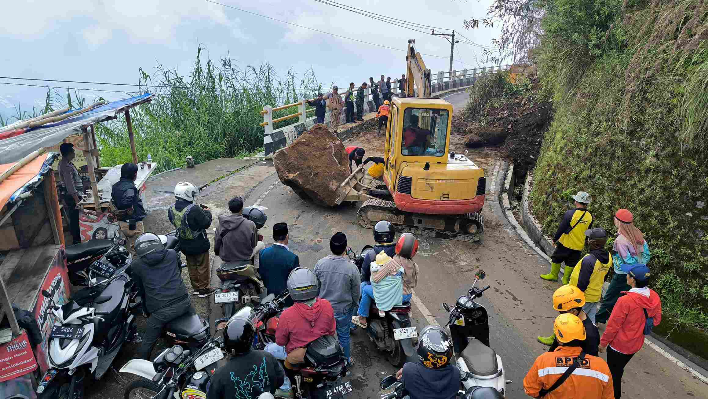 Batu Sebesar Kerbau Tutup Jalur Dieng, Akses Wisata Terganggu