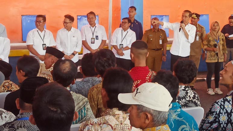 Jokowi Bagikan Beras Gratis Kepada Masyarakat Temanggung