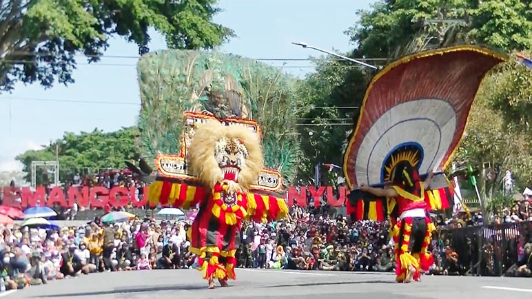 Reog Ponorogo Sedot Perhatian Ribuan Penonton Pawai Seni Merdeka