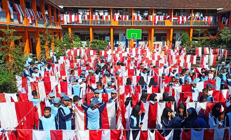 Tanamkan Nasionalisme, Ribuan Siswa SD-SMK di Temanggung Serempak Mencuci Bendera