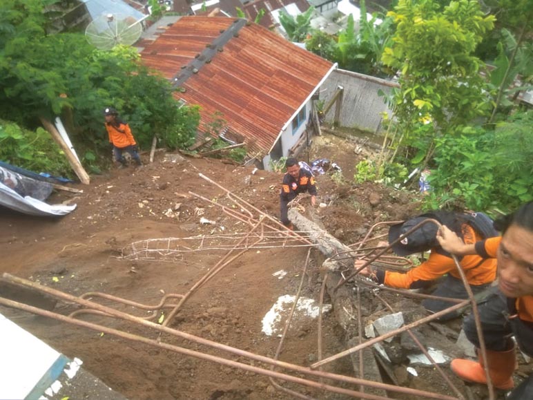 Diterjang Hujan Deras, Satu Unit Rumah di Wonosobo Barat Longsor