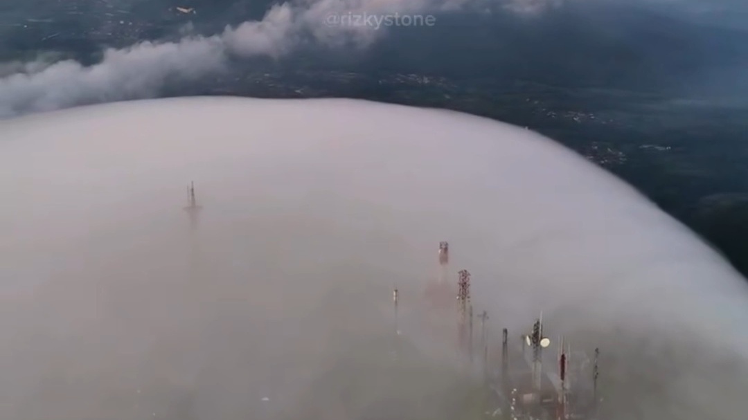 Gunung Telomoyo Seakan Ditutup Kabut Selimut, Netizen: Mirip Air Terjun