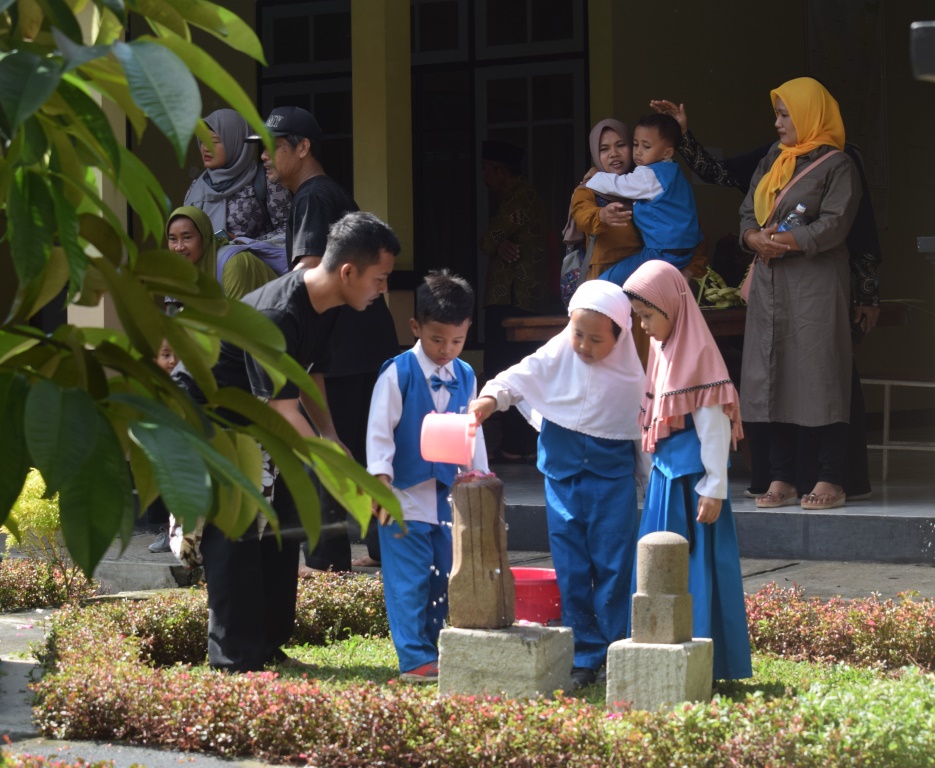 Reresik Watu Purba Jadi Ajang Edukasi Pengunjung Museum Tosan Aji