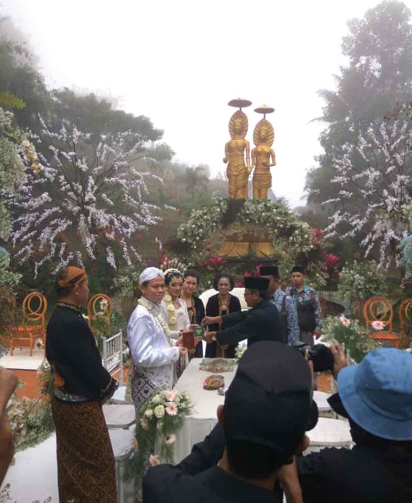 Cari Suasana Berbeda di Alam Terbuka Pasangan Beda Negara Langsungkan Pernikahan di Gua Seplawan