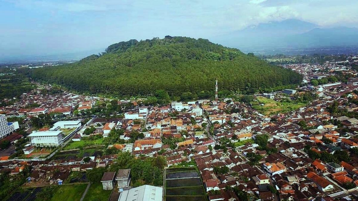 Menteri Prabowo Sukses Mendaki Gunung Tidar Hingga Puncak