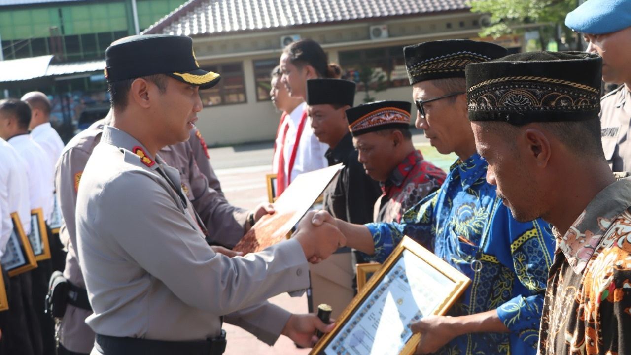 Kapolres Purworejo Beri Penghargaan ke Polisi dan Warga Penyelamat Wisatawan Tenggelam