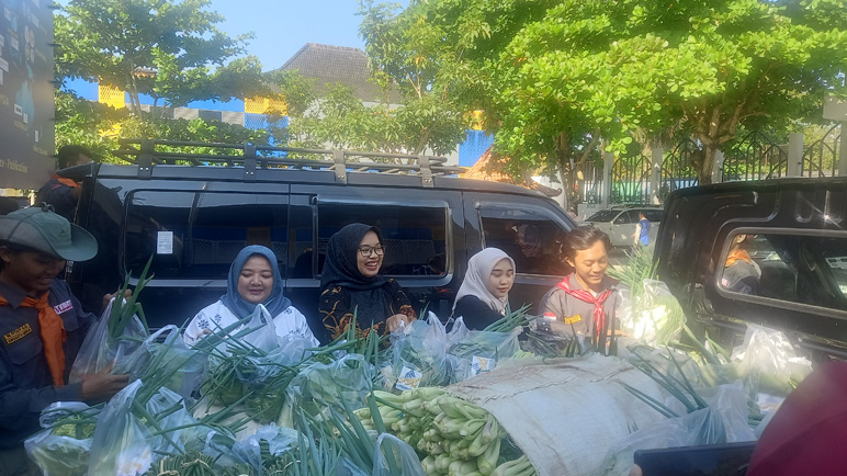 Wujud Syukur Unimma Milad dan HUT RI, Borong Sayur Bagikan ke Masyarakat