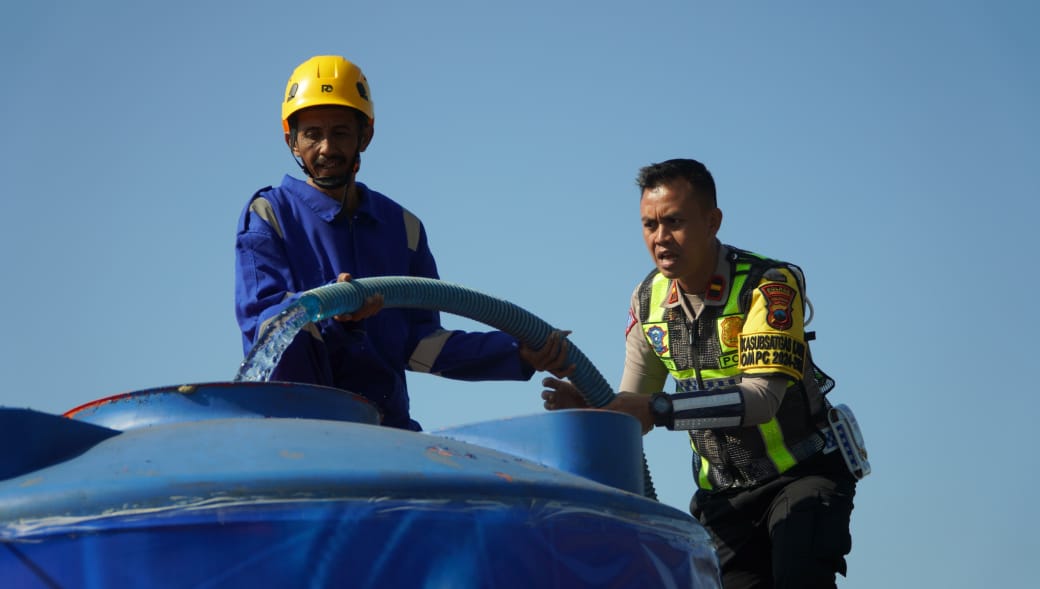 Satlantas Polres Temanggung Distribusikan Air Bersih ke Dua Kecamatan